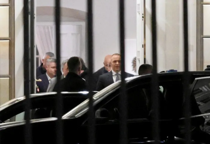Президент Кароль Навроцкий покидает здание суда